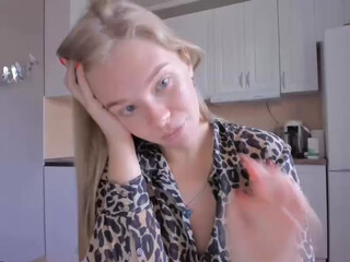 WonderMama blissful bitch pulls pussy