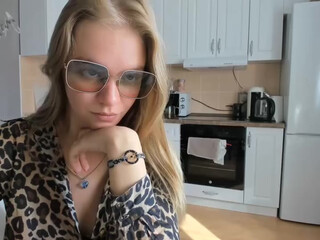 WonderMama Cute little girl