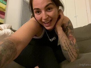 gthatass manyvids onlyfans naughty brunette seduces with big booty