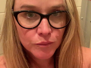 mrssiren manyvids onlyfans young beauty fucks phallus