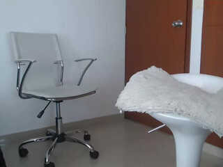 miarosse19 chaturbate busty chick sucks dildo