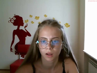 je_te_comprends chaturbate busty babe masturbates shaved cunt