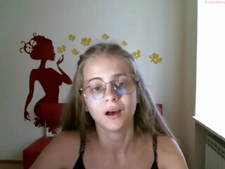 je_te_comprends chaturbate cute mare posing in lingerie