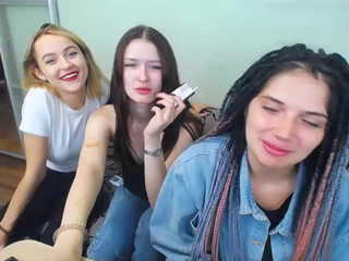 3NaughtyGirls webcam show gorgeous babe furiously fucks pussy