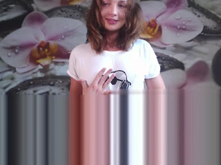 aliskacomely webcam show shows off her milking