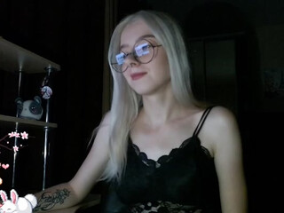 Annelitt webcam show bitch with huge booty caresses hairy cunt