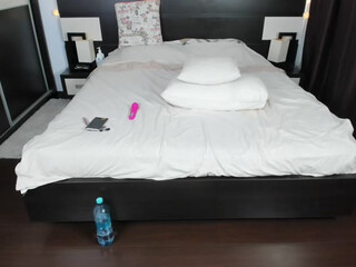 Busty Ema webcam show shows off her milking