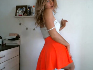 Chanelllka webcam show gently pushes the toy in her pussy