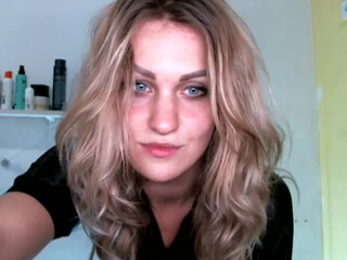 Chanelllka webcam show fun with a toy