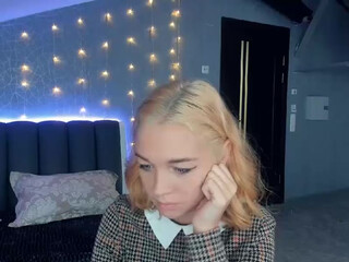 EllaSunn webcam show and finally decided to jerk off her shaved pussy