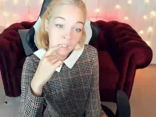 EllaSunn webcam show lush mare perfectly handles toy dick