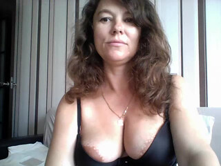 Iriskasweety webcam show decided to arrange a vipshow with a vulgar contest