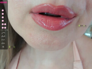 jeanne-2017 webcam show luxurious lady gently masturbates pussy