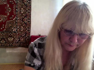 Kleopatra675 webcam show cute lady spins happily in front of the webcam and shines with all the charms