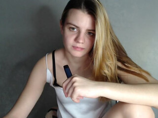 klubni4ka3 webcam show fucks herself on the sofa