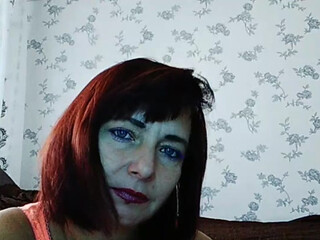 KoshkaKissES webcam show fucks herself on the sofa