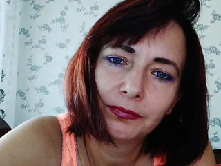 KoshkaKissES webcam show black-haired beauty fucks juicy crevices