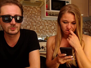 Kot-Lizyn webcam show likes to mess with toys