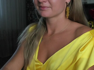 Kriszayka webcam show wonderful blonde striking ass on the spot
