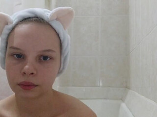 Laura-Foxy webcam show whore charms with its shapes