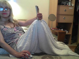 larara webcam show young babe jerks both holes