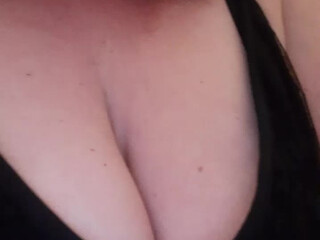 leonessafree webcam show shows her pussy on the chair