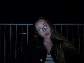 Linda 0nline webcam show cute girl caresses her charms