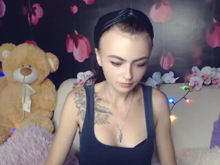 Livia D webcam show charming chicks having fun in a pose