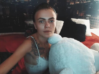 Livia D webcam show Solid curvy