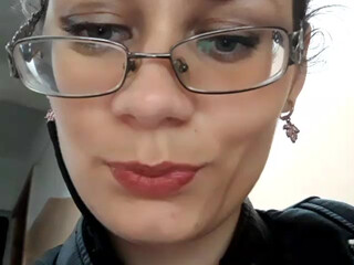 M1Lana webcam show cute confused lustfully communicates in fries