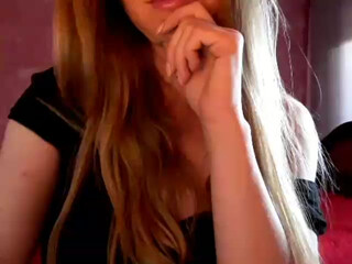 Malinkae webcam show plump little devil gently massages pussy