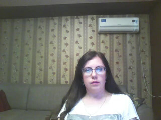 mandarinka28 webcam show gorgeous teen showing off natural boobs