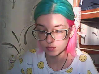 malvinella webcam show black-haired beauty communicates in fries