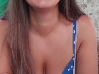 maridosa webcam show charming shows off her tits.