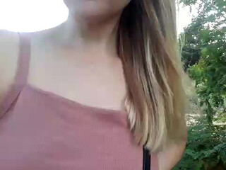 MilanaSweet webcam show appetizing babe lifts her legs