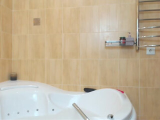 MonnaSky webcam show beauty in cream