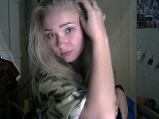 MissSunOh webcam show having fun with a toy