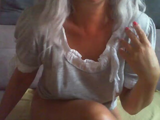 mokramilfka webcam show the chick measures beautiful outfits.