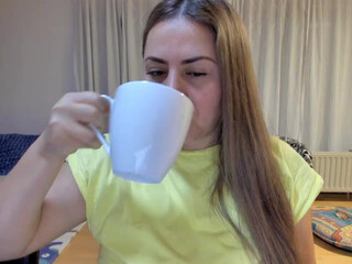 MySoFtyGuNs webcam show luxurious harlot poses in fr