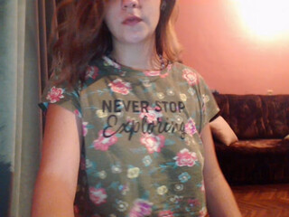 NasTaSyy webcam show cute babe exposes big tits