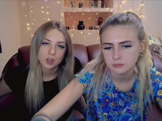 PrincesSnake webcam show pretty woman sitting in a chair