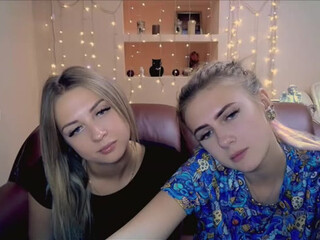 PrincesSnake webcam show a cool lady is dancing a striptease slowly