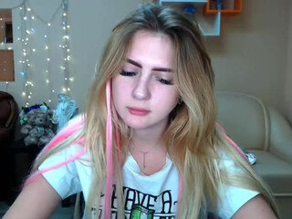 PrincesSnake webcam show Dark haired girl