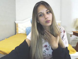 Ruletka webcam show dark skinned lady gently jerks her pussy