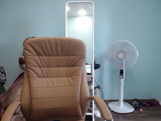 Sosgirls webcam show beauty in stockings gently pulls pussy