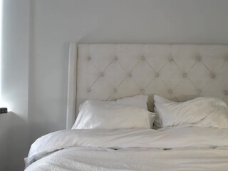 The GOAT webcam show pretty woman sitting in a chair