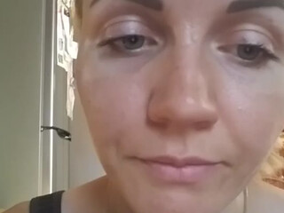 Treshgirl webcam show amused with the toy