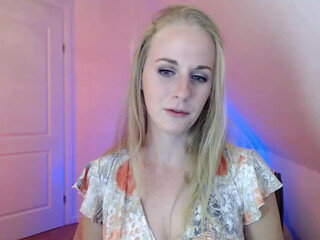 WildestKitten webcam show graceful devil with her palm rubs her vagina