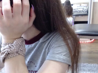 xkirax webcam show pretty woman sitting in a chair