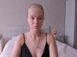 WonderMama webcam show cute lady gently massages pussy